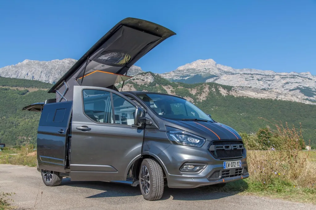 Pose de Toit relevable sur-mesure Ford Transit Custom L2H1 Sport avec panneau solaire intégré au capot posé à Marseille et dans les Bouches-du-Rhône