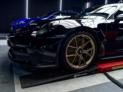 Application du film de protection X-PEL Ultimate Plus sur Porsche noire.
