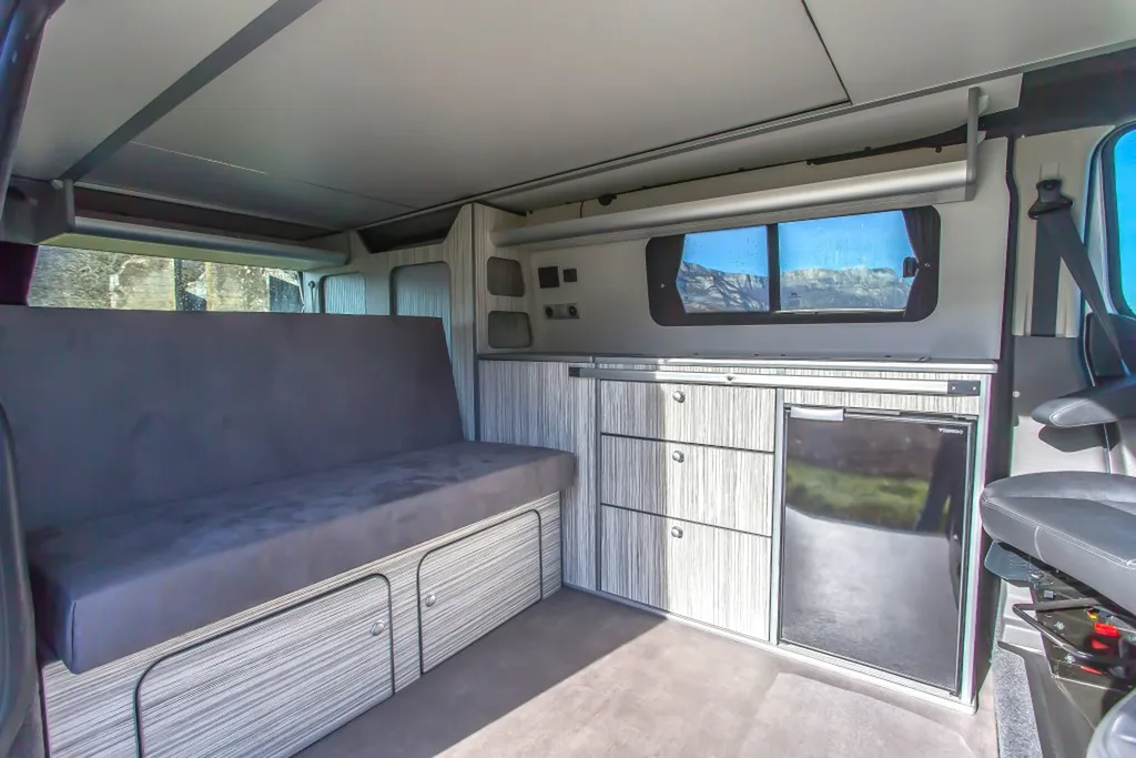 Entreprise spécialisée en aménagement intérieur sur-mesure d'un Ford Transit Custom L2H1 à Lyon et dans le Rhône
