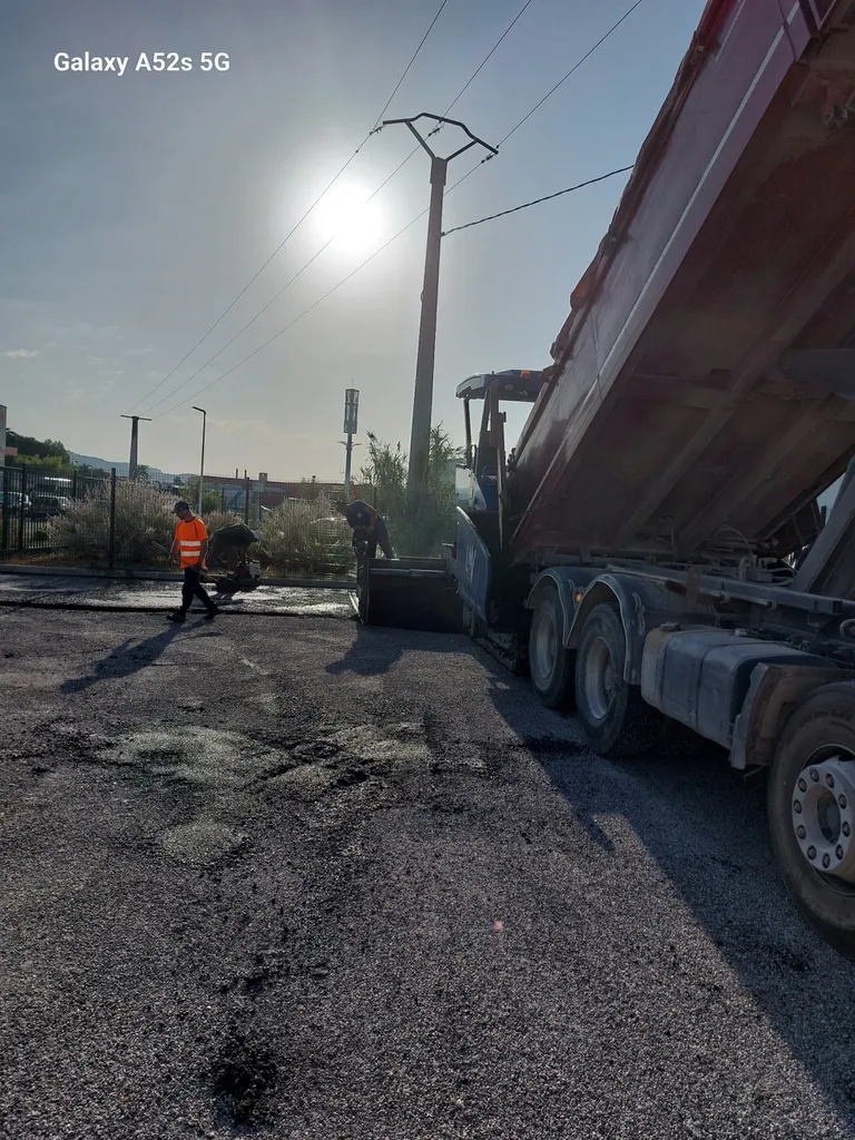 application d'enrobé de bitume noir sur un bâtiment commercial à  Salon de Provence dans les Bouches-du-Rhône. 