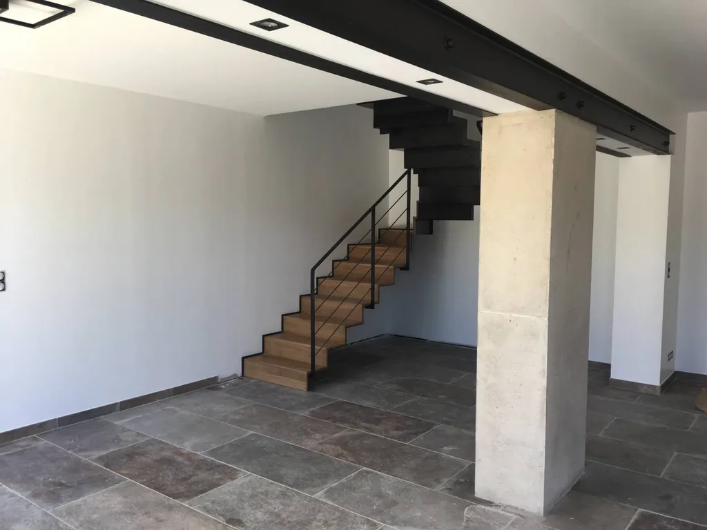 Aménagement intérieur d'une maison individuelle à Mollégès - Poteau béton brut de décoffrage - IPN 