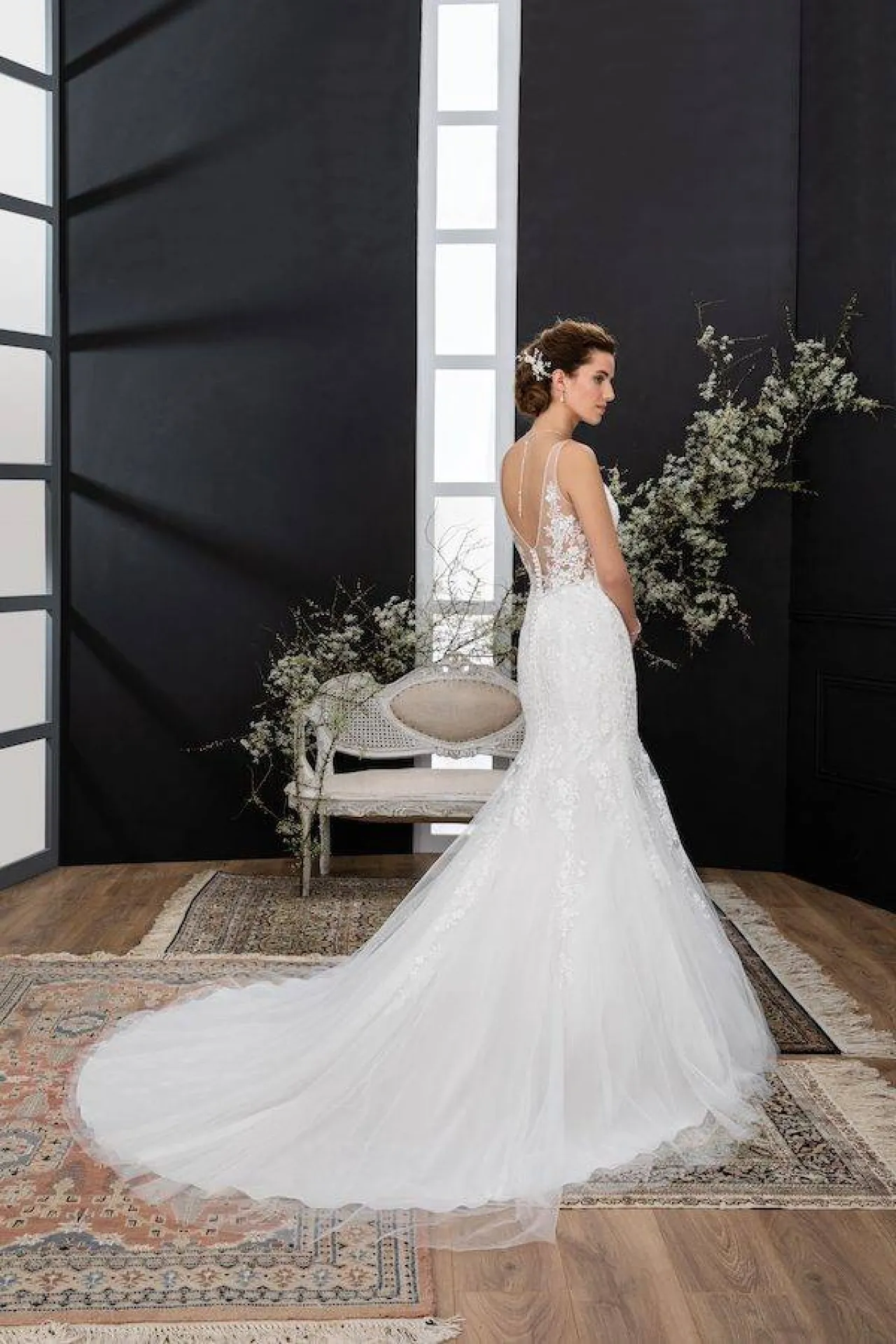 Robe de mariée sirène flamenco en dentelle ajustée près du corps Violaine Marseille.