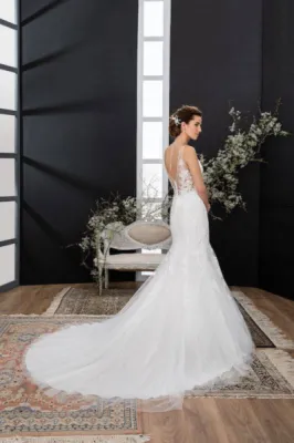 Robe de mariée sirène flamenco en dentelle ajustée près du corps Violaine Marseille.