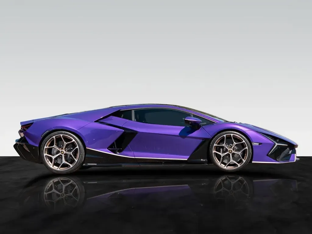 lamborghini-revuelto-profil-lateral-droit-violet-jantes-forgees-bordeaux.