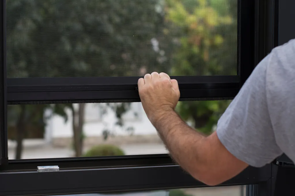 Moustiquaire plissée sur mesure pour porte coulissante ou fenêtre oscillo-battante à installer à Ecully dans l'Ouest lyonnais