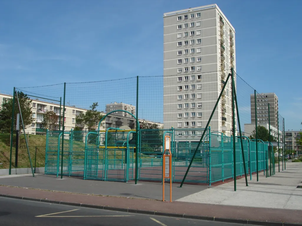 Installation d'un filet pare ballons pour city park