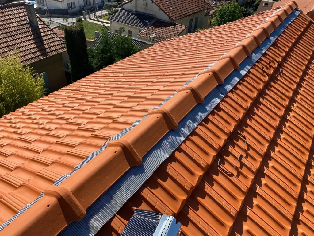 Changement d’une toiture tuiles plates de Marseille sur Gréasque près de Aix en Provence