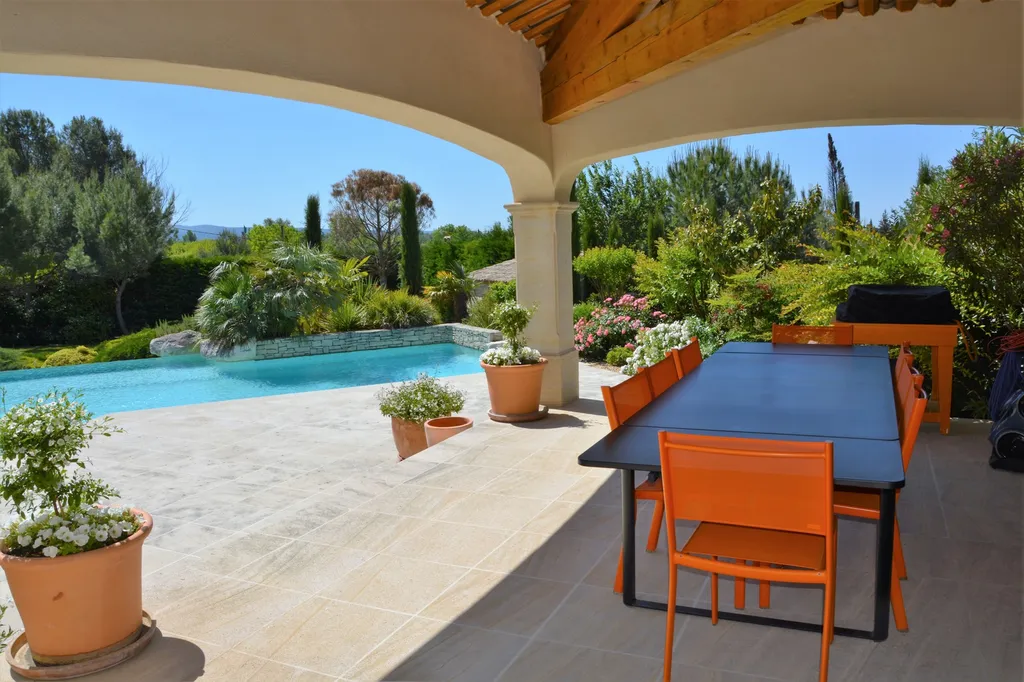 Carpentras : propriété de ville à 2 pas des commerces   