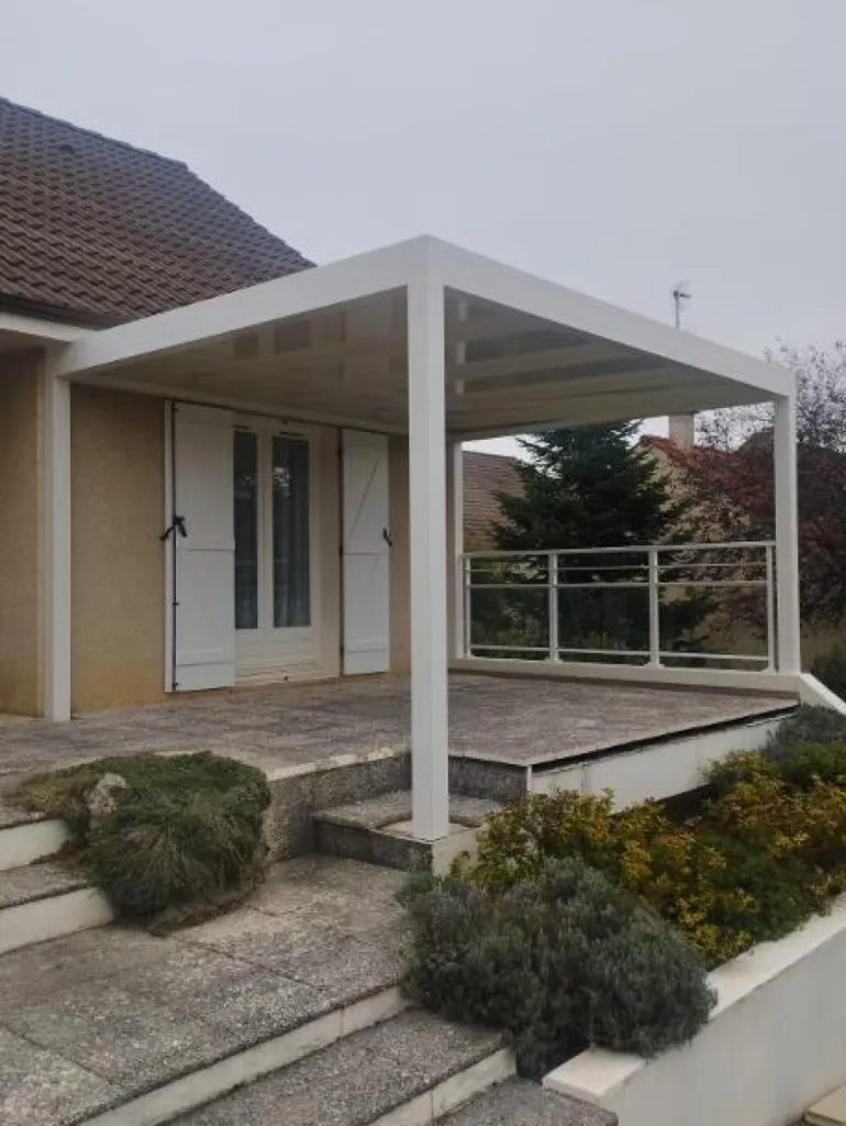 Installation d'une pergola aluminium sur mesure avec panneau isolé et autoportante à Dijon