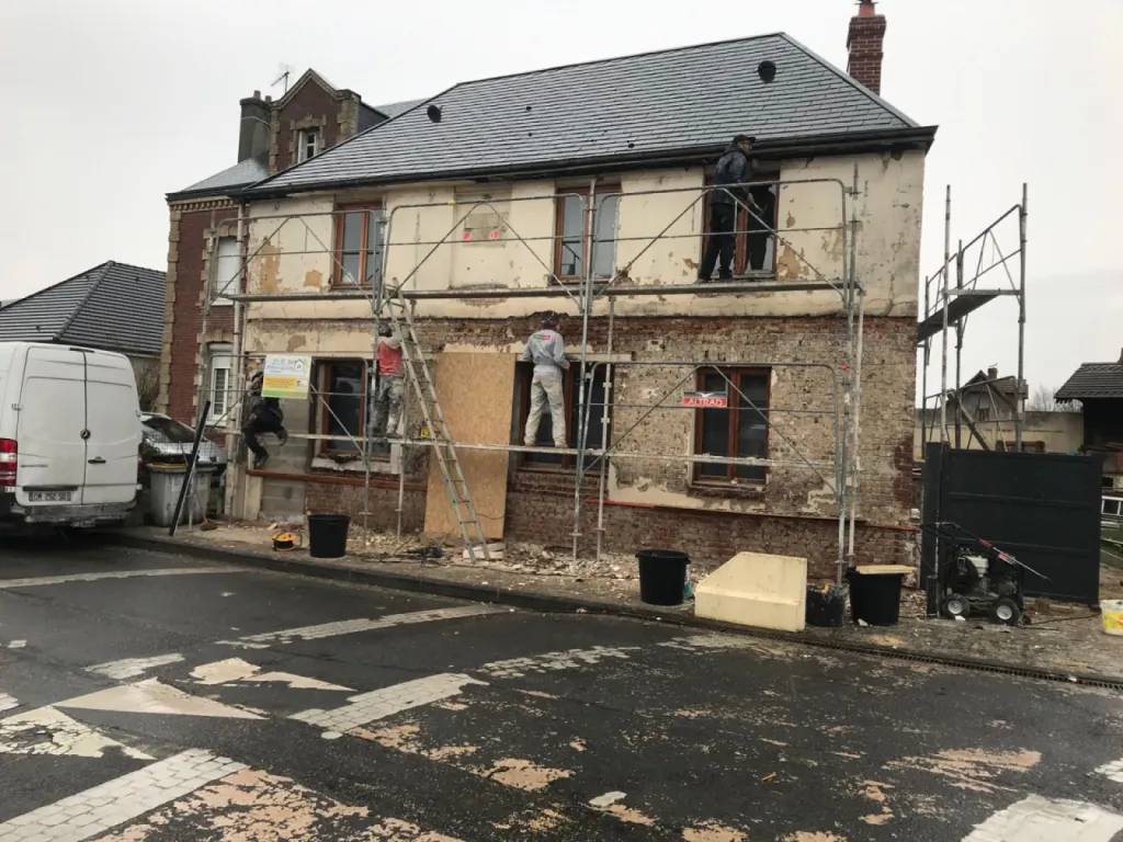 Ravalement de façade enduit projeté maison à Saint Romain de colbosc,  proche Le Havre (76)