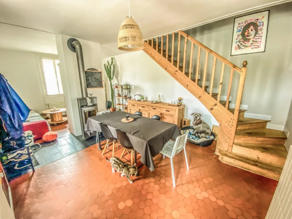 Salle à manger avec poêle à bois