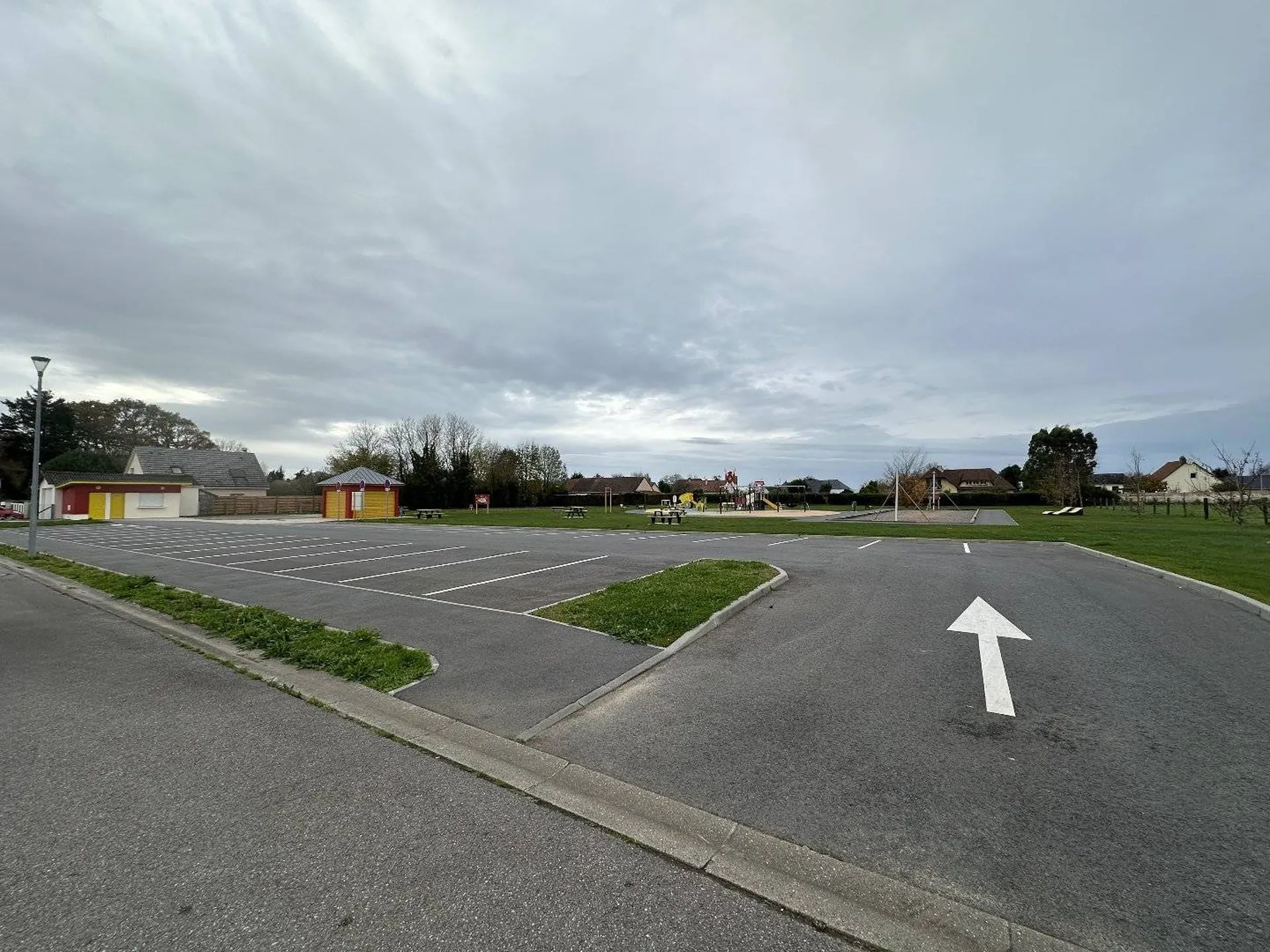 VENDU Terrain à lotir non viabilisé de 890 m² sur la commune de PETIT-CAUX, en Normandie.