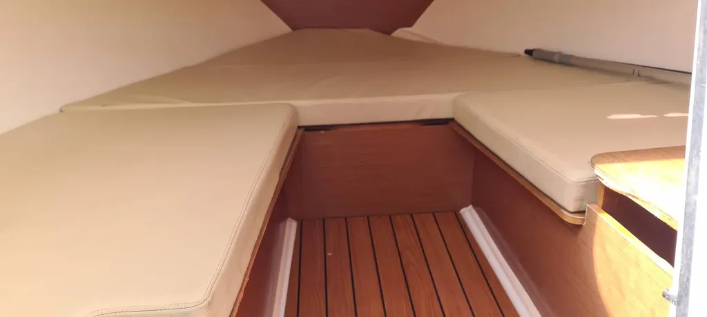 Bateau à moteur avec cabine en location au port de Bandol