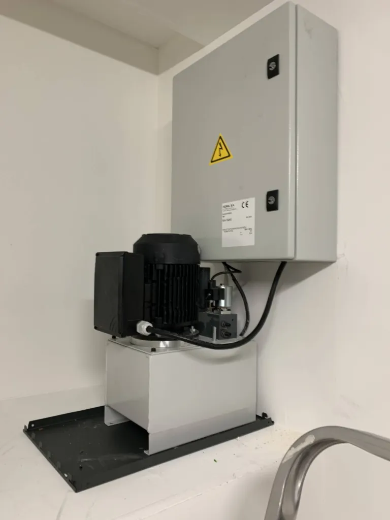 Installation d'un monte-charges hydraulique HIDRAL au sein d'une pharmacie à Marseille
