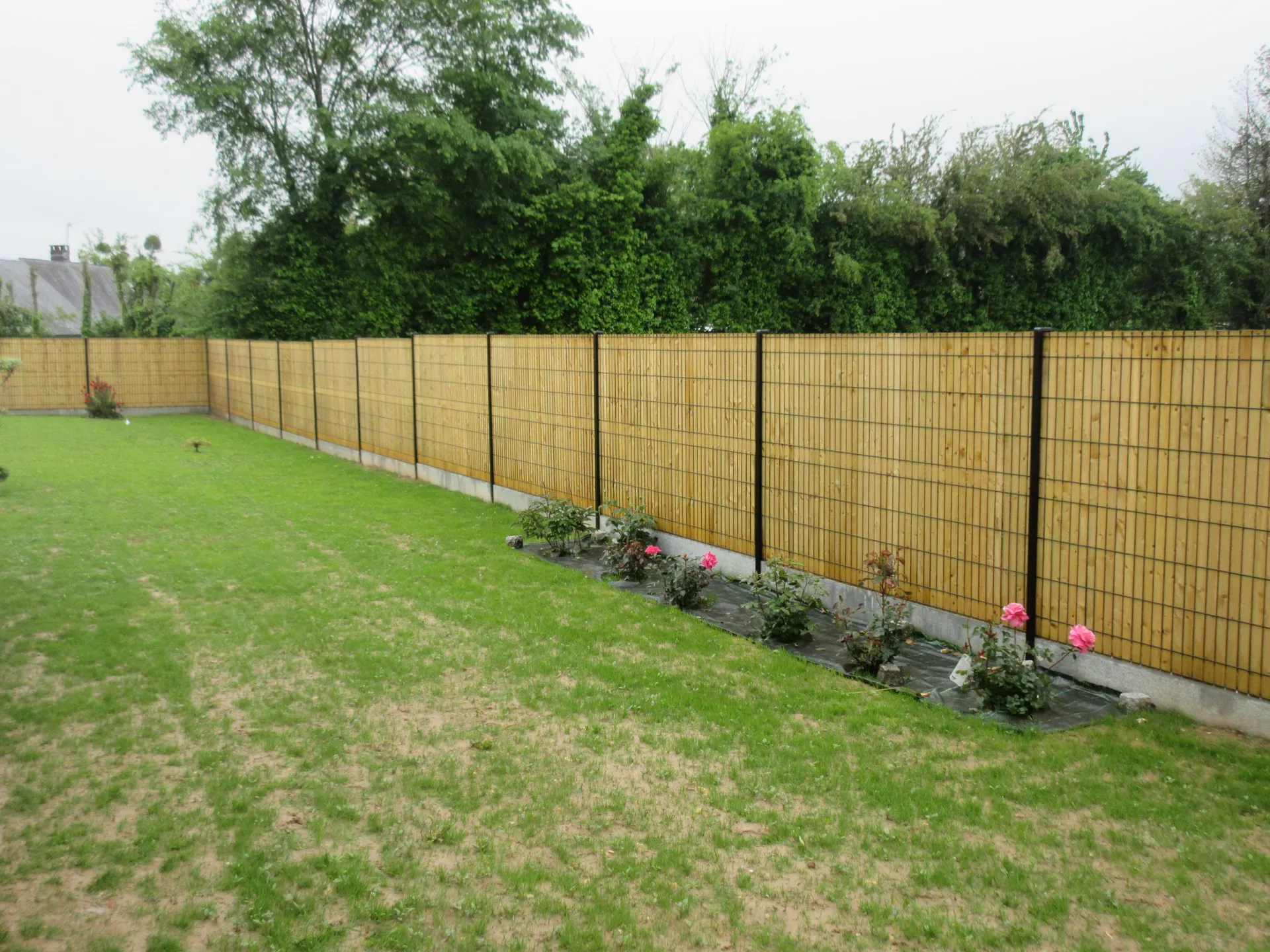 Installation de clôture rigide avec occultation Bois à Fontaine la mallet 76