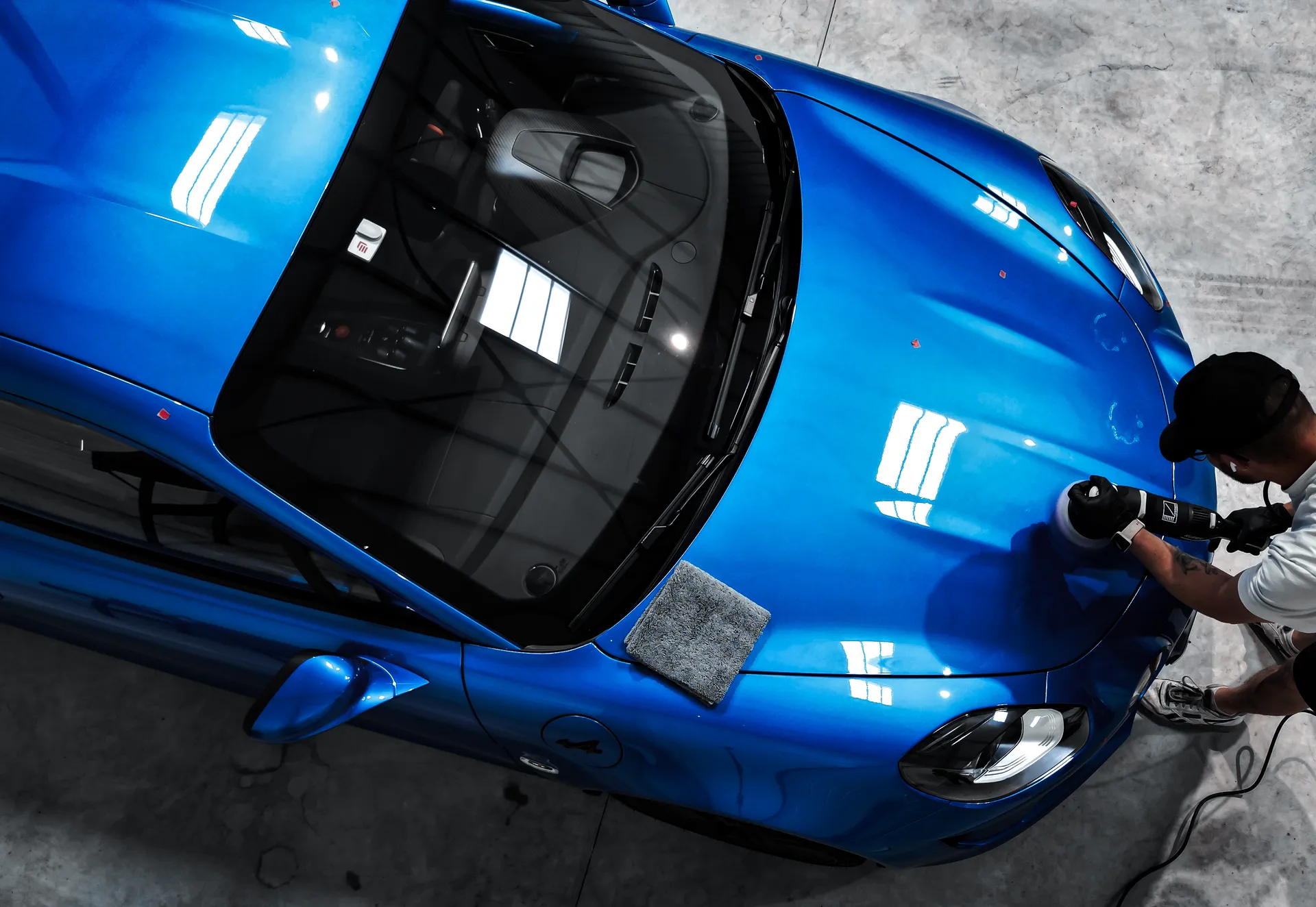 Polissage professionnel de carrosserie avec finition lustrée pour brillance intense et entretien facilité à Montbrison 42600 Loire