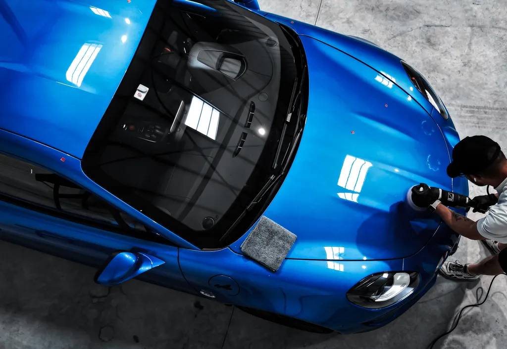 Polissage professionnel de carrosserie avec finition lustrée pour brillance intense et entretien facilité à Montbrison 42600 Loire