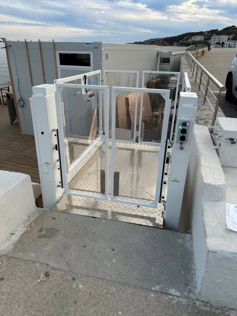 l'intégralité de la plateforme verticale Strategos est traitée pour résister à son exposition au milieu salin à Cassis