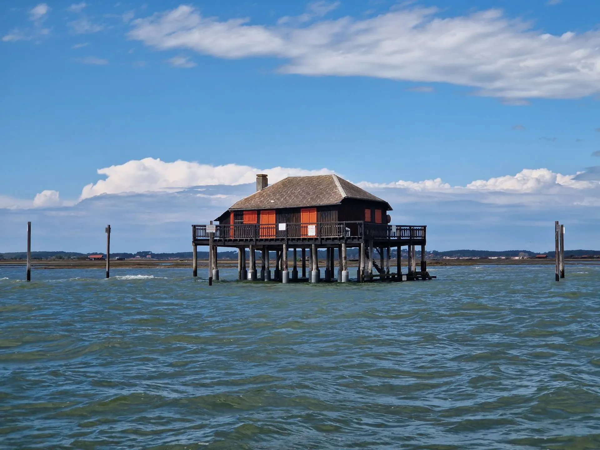 Les cabanes tchanquées, incontournables sur le bassin.