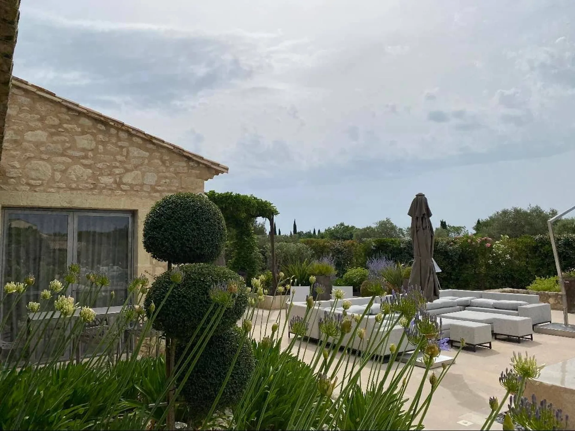 Création d'un jardin méditerranéen à Saint-Rémy-de-Provence, sur mesure pour chaque espace