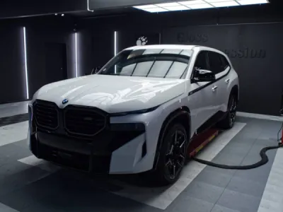 Cette BMW XM est entièrement protégée avec un film de protection PPF XPEL posé par Gloss Obsession pour préserver chaque surface de sa carrosserie imposante.
