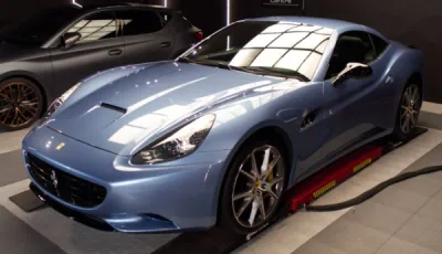 Carrosserie Ferrari California préservée grâce au film PPF XPEL appliqué près de Lorient