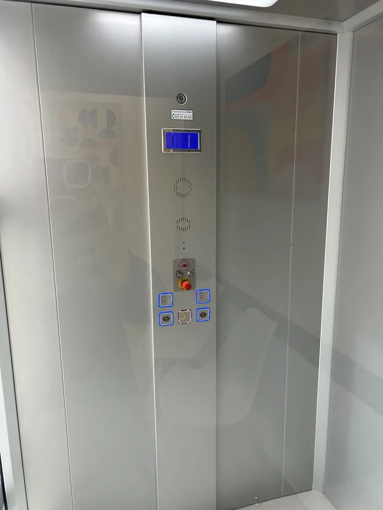 Le panneau de commandes du VIMEC E10, adapté pour tout type d'utilisateurs y compris en fauteuil roulant dans cet ERP à Marignane