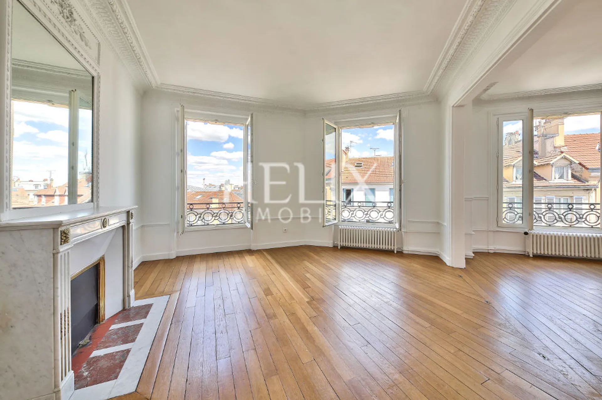 Saint Germain en Laye dans un immeuble en Pierre de taille de style Haussmannien à deux pas de la place du marché, des écoles, des commerces et du RER A.