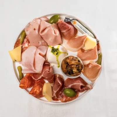 Entrées froides mozza charcuterie