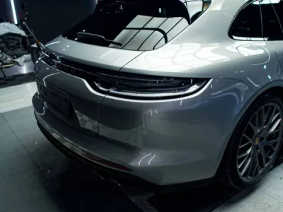 Finition haut de gamme pour la pose de film PPF XPEL sur une Porsche Panamera Hybrid 2020 à Lorient.