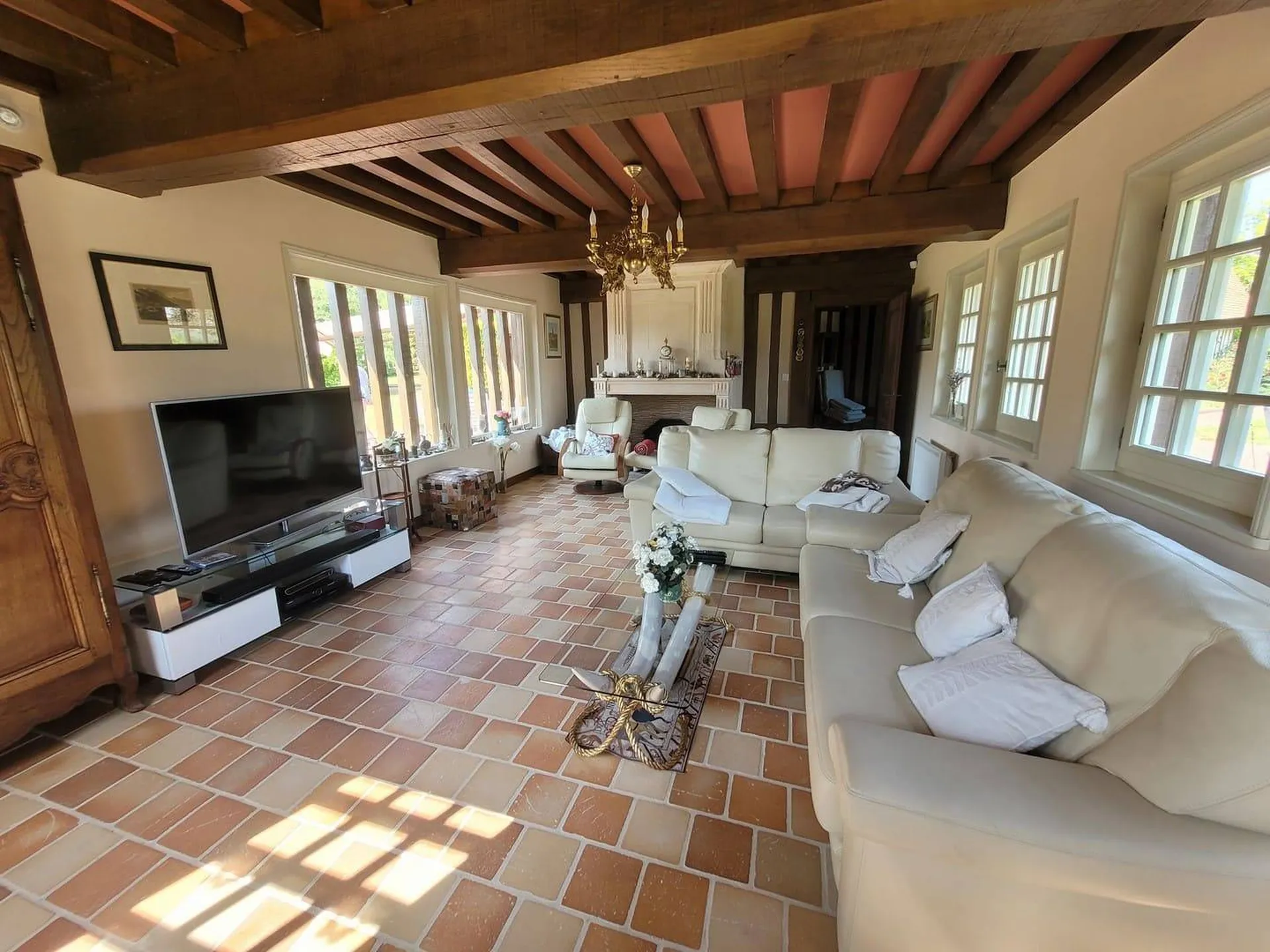 L'agence Terres et Demeure de Normandie vous propose à la vente, cette maison Normande datant de la fin du 18ème/début 19ème siècle avec piscine située à 15 minutes de Pont l'Evêque 14130 dans le Calvados et 35 minutes de Deauville 14800, implantée s