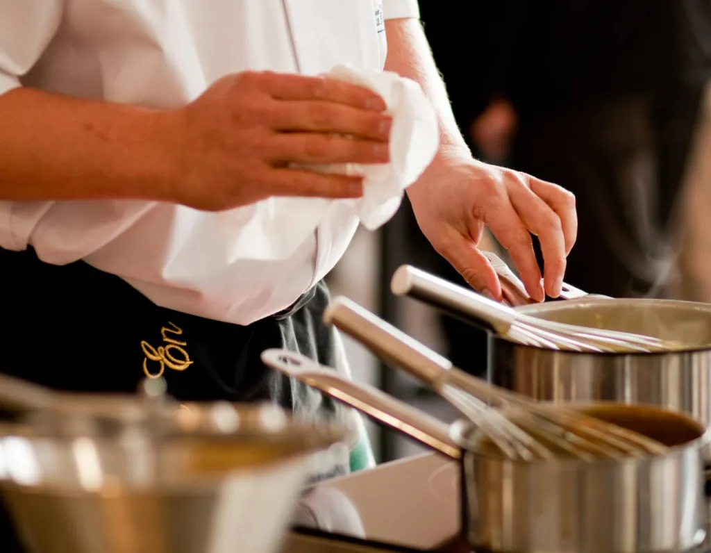 Un chef cuisinier dans la résidence pour séniors proche de Montpellier