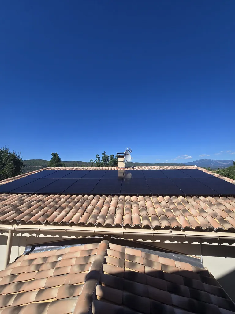 Installation de 18 panneaux DualSun Flash 500 Wc pour une autoconsommation performante à Brunet dans les Alpes-de-Haute-Provence