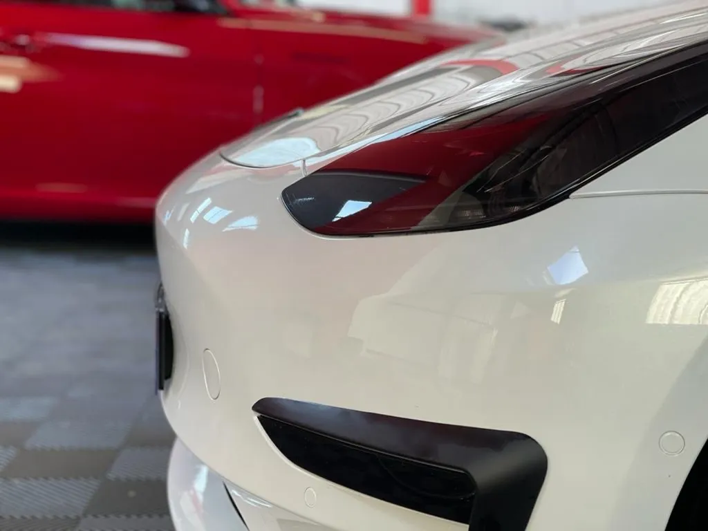 TRAITEMENT CÉRAMIQUE CARROSSERIE TESLA MODEL 3 À CARNOUX EN PROVENCE PROCHE DE MARSEILLE