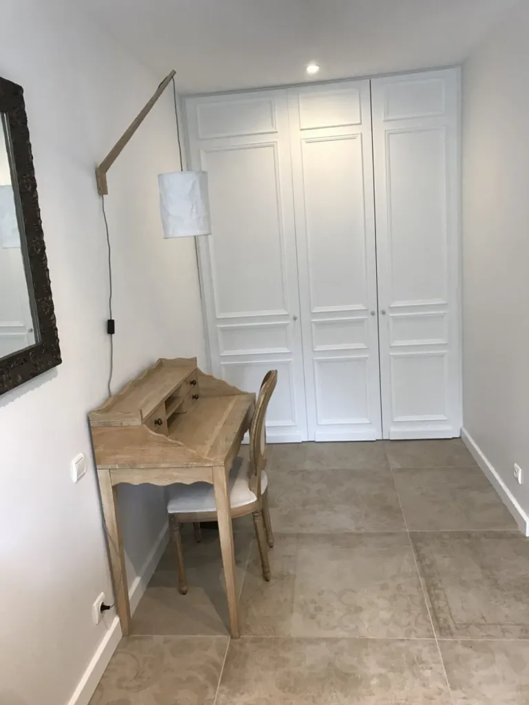Pose de porte de placard à Sausset les Pins