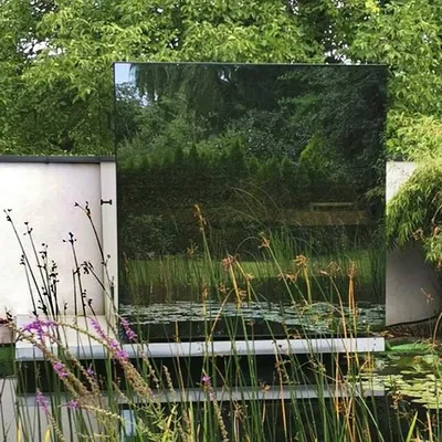 Sauna miroir dans un jardin