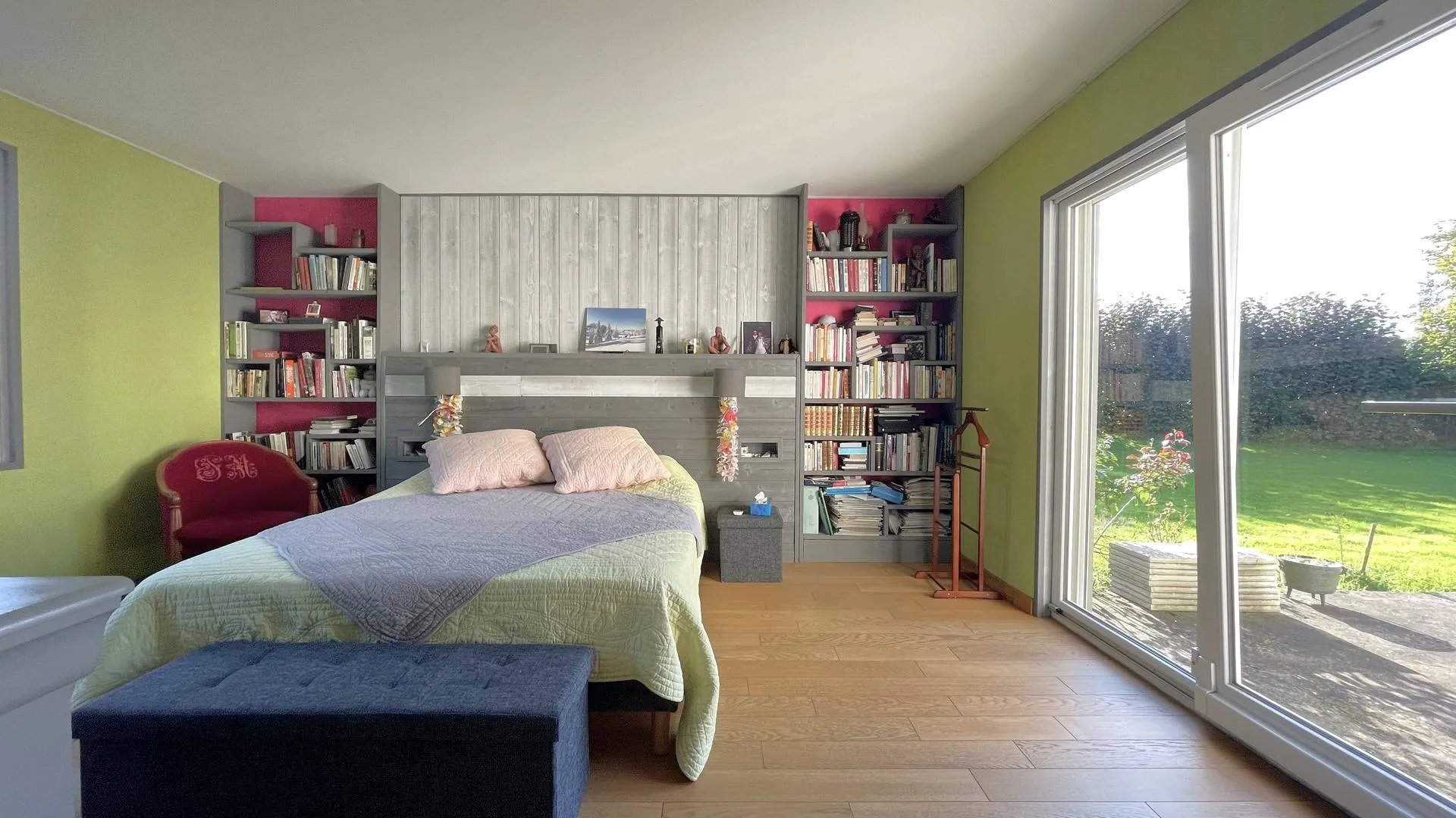 Maison avec jardin arboré à vendre en Normandie : Sur cette parcelle de 2 hectares, vous trouverez de nombreuses essences d’arbres comme des pommiers, poiriers, marronniers et noisetiers.