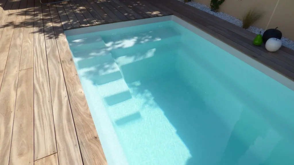 piscine vue sur escalier