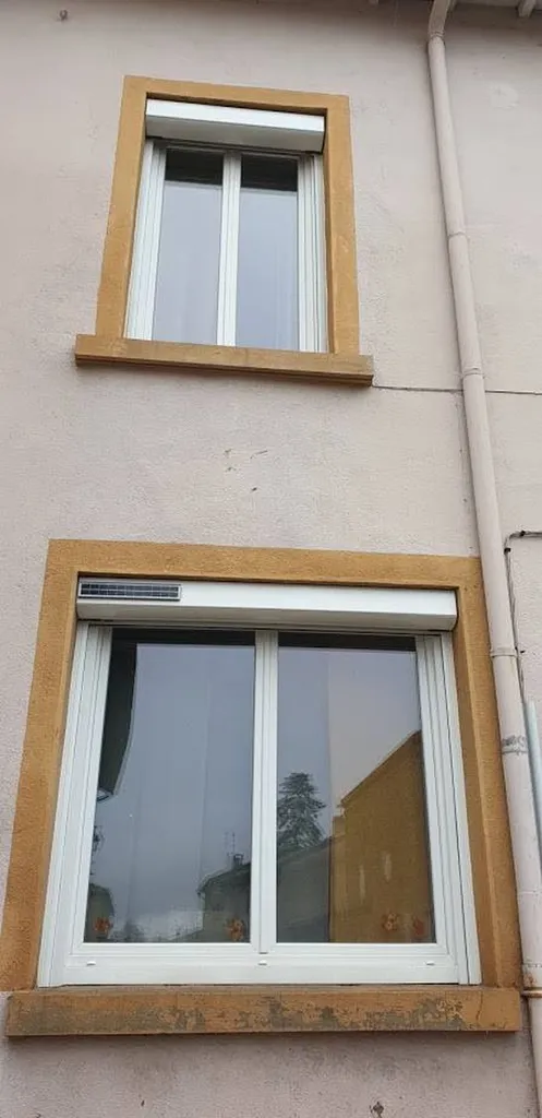 Pose en rénovation fenêtre PVC blanc avec son volet solaire à Lacenas dans le beaujolais
