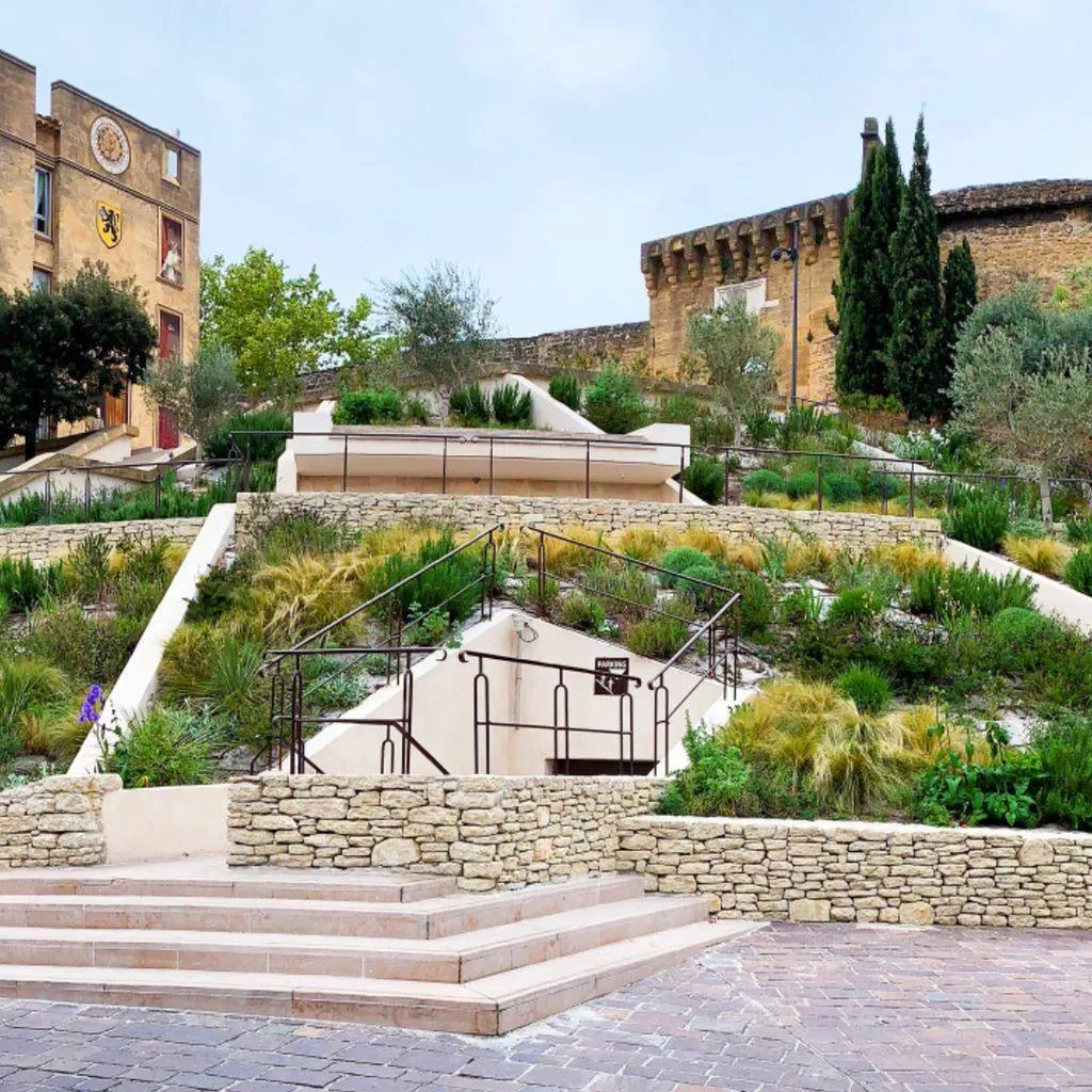 Création de murets en pierre au Château de l'Empéri, Salon-de-Provence 13300, par Carré Vert pour un aménagement paysager authentique et élégant