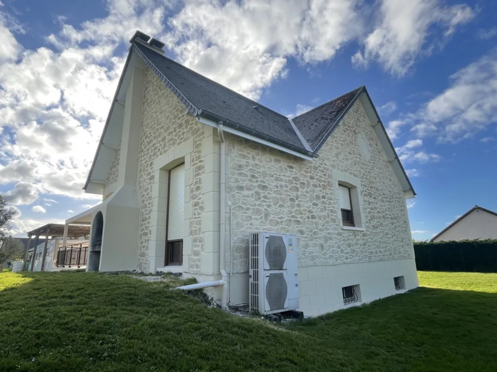 Ravalement enduit projeté à la chaux aérienne à la machine Le Havre 76. finition aspect pierre