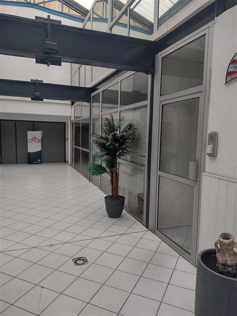 Découvrez nos bureaux à louer à Cabestany, un espace de travail professionnel climatisé et câblé idéalement situé à l’entrée de la zone de Mas Guérido dans les Pyrénées-Orientales.