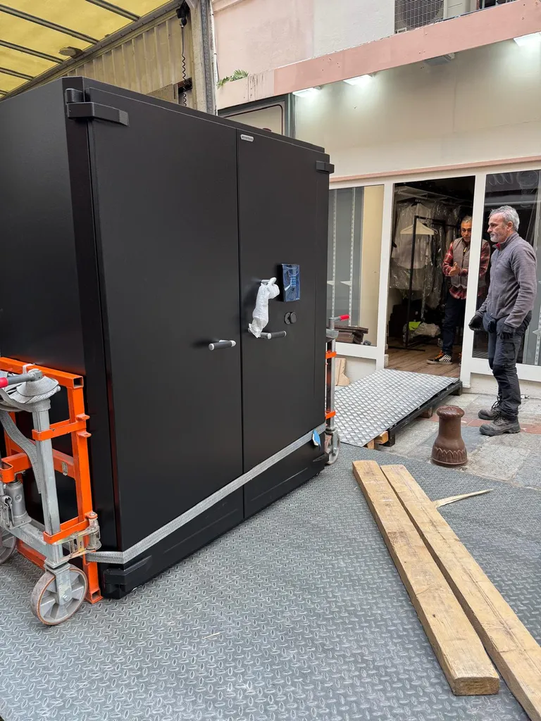 La Rolls du coffre-fort by Fichet-Bauche : Inviktus 1 200 L classe VI avec serrure Kelnet. Pour la protection des commerces sensibles