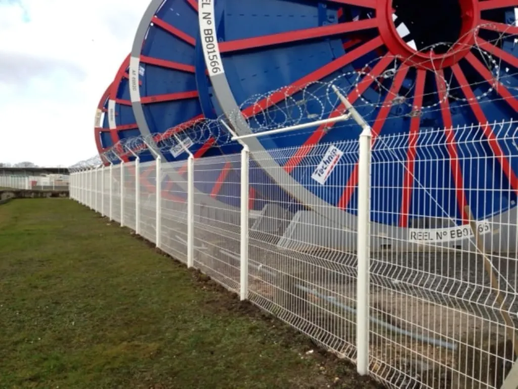 Installation de Clôtures Sécurisées, Panneaux Rigides avec Fils Barbelés pour Périmètres Sensibles à Rouen dans en Seine-Maritime 76