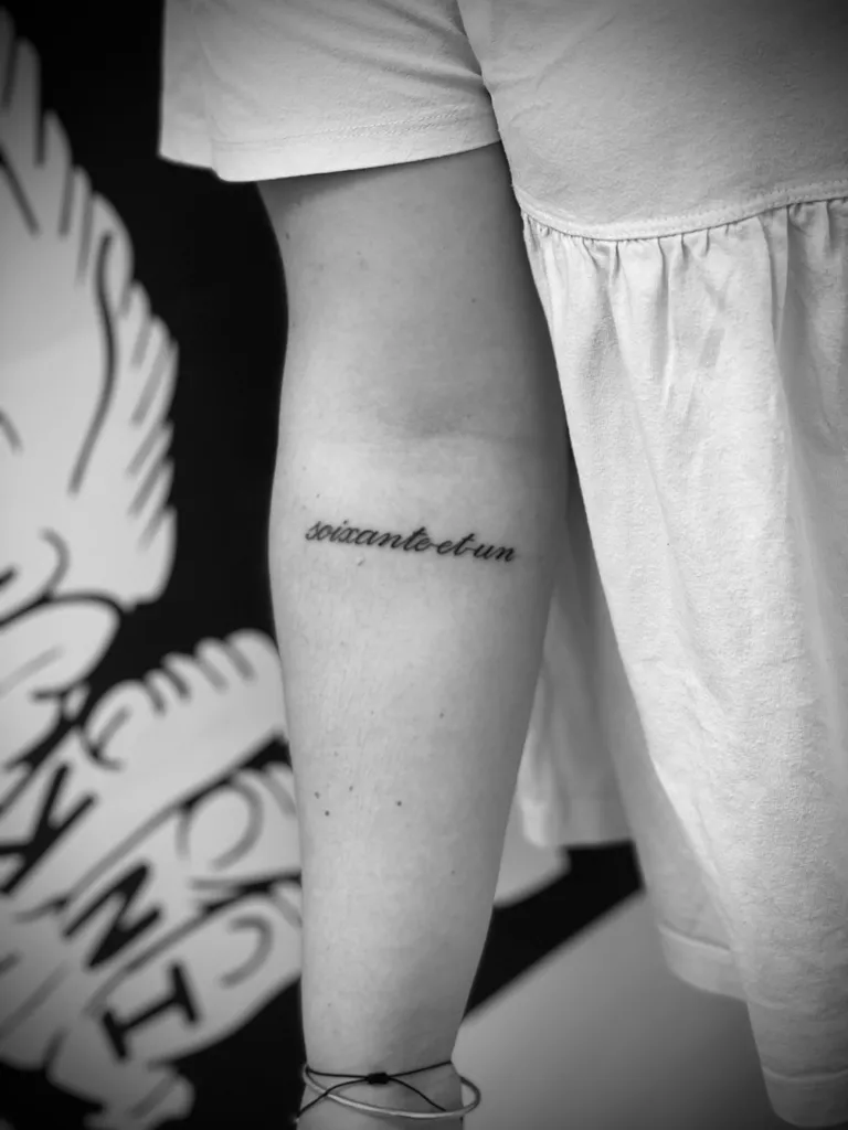 tatouage fin, écriture fines et légère à Craponne