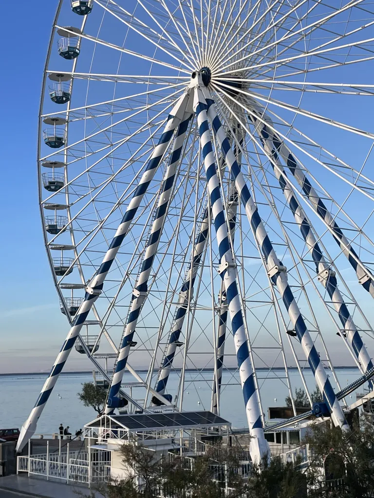Installation solaire innovante au pied de la grande roue d’Arcachon pour alimenter des bureaux professionnels