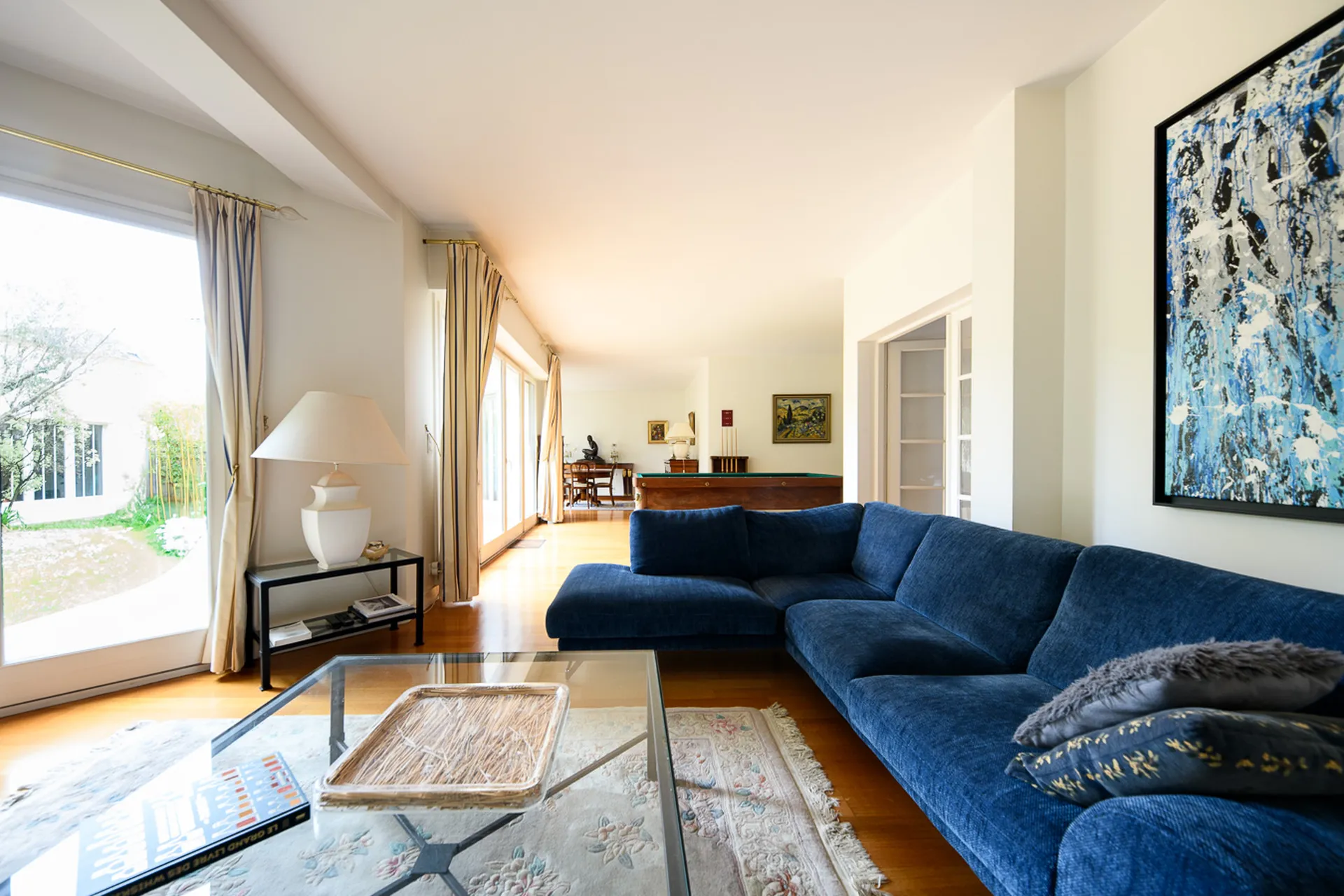 Magnifique pièce de vie de plus de 60 m², baignée de lumière, idéale pour une vie de famille et des moments de convivialité.