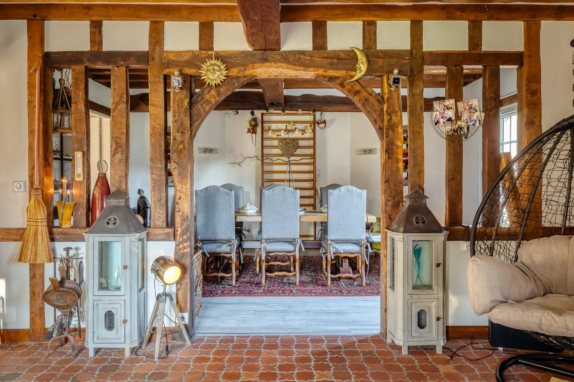 Plusieurs dépendances complètent le bien, dont un abri de jardin et un atelier, idéals pour le stockage ou un usage annexe.