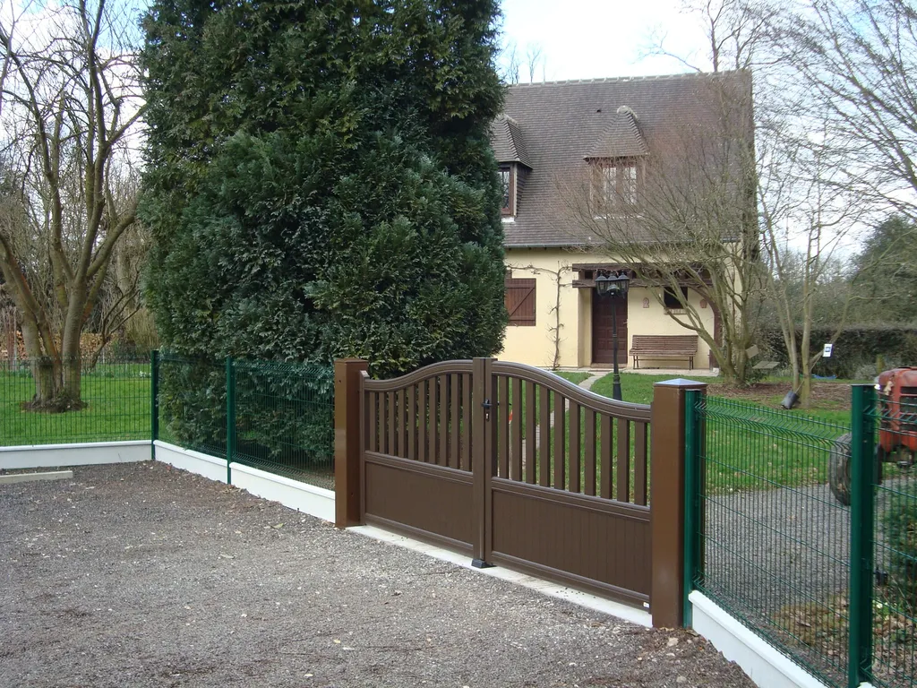 Installation de Portail en aluminium Battant, Modèle Plein/Semi-Ajouré Coordonné Sur-Mesure à Pont l'Évêque dans le Calvados 14 et Saint-André-d'Hébertot