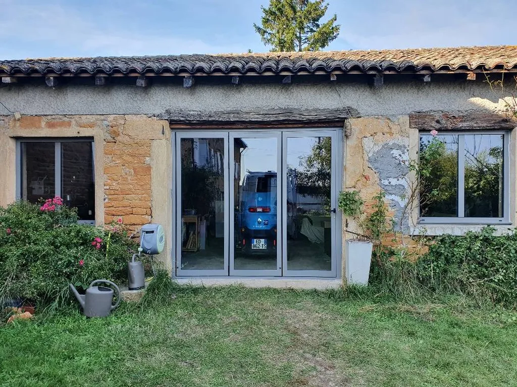 Rénovation fenêtre alu gris clair à Lacenas